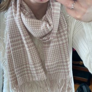 🌻 Lilac Houndstooth Scarf